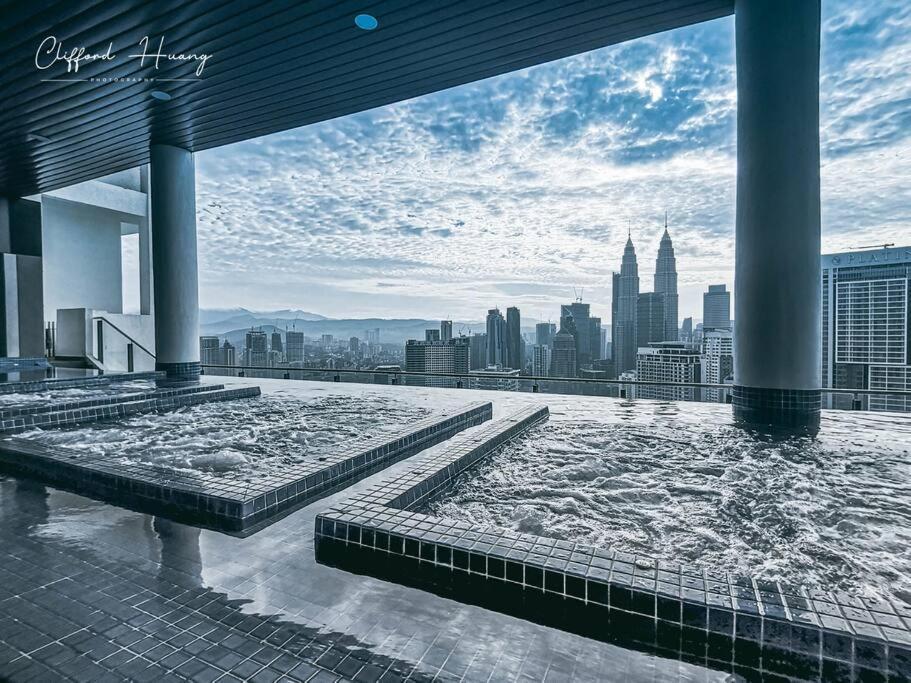 The Colony By Infinitum Best Pool View Klcc Trx Merdeka 118 Kl Tower كوالالمبور المظهر الخارجي الصورة